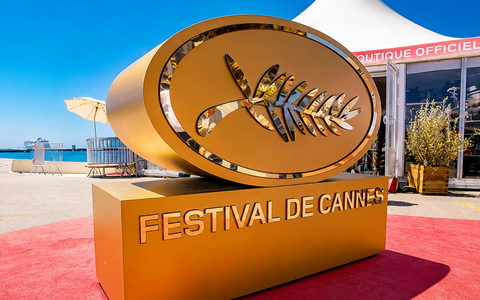 Escultura da Palma de Ouro na entrada do Festival de Cannes