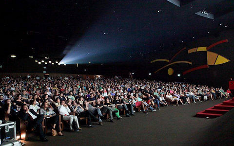 Plateia lotada numa sala de cinema