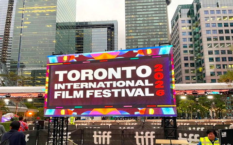 Painel do Festival Internacional de Cinema de Toronto na rua